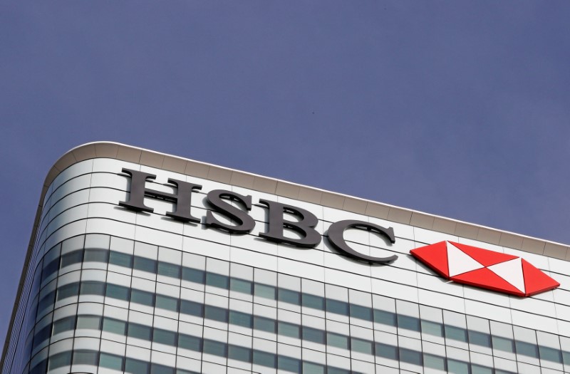 © Reuters. FILE PHOTO: The HSBC bank logo is seen at their offices in the Canary Wharf financial district in London