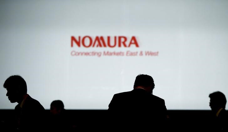 © Reuters. Логотип  Nomura Holdings в Токио