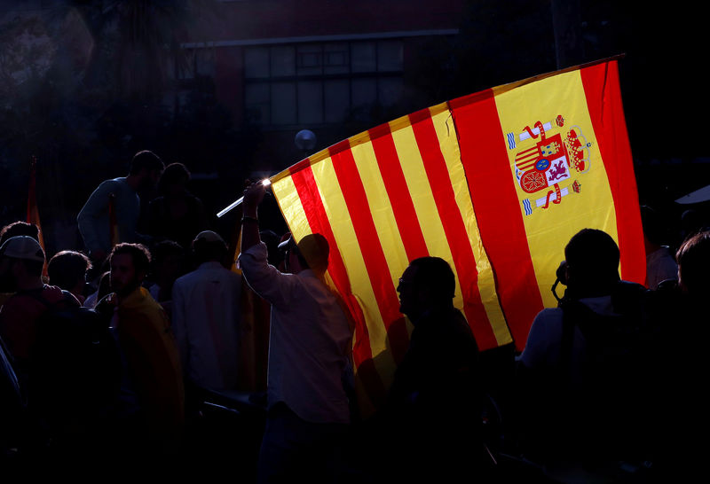 © Reuters. Manifestantes defensores de uma Espanha unificada carregam bandeiras espanhola e catalã, em Barcelona