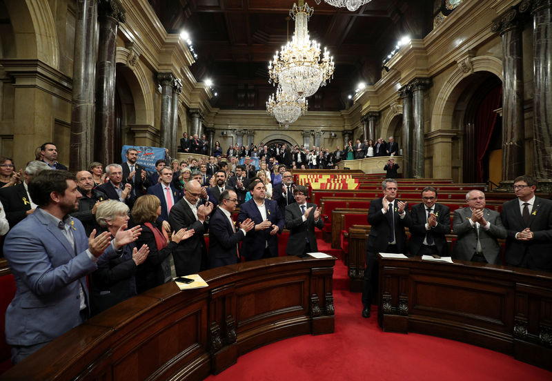 © Reuters. مصدر: برلمان قطالونيا يلغي اجتماعا بعد سيطرة اسبانيا على الإقليم