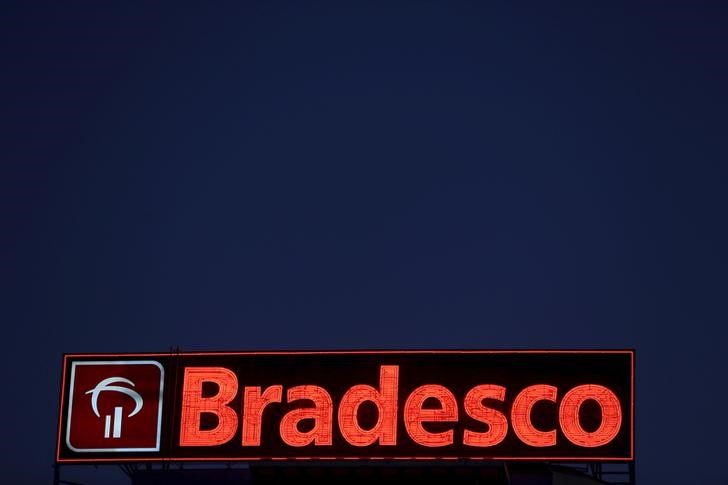 © Reuters. Logo do banco Bradesco é vista no centro financeiro de Osasco, em São Paulo