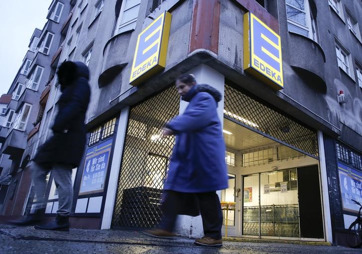 © Reuters. People walk past a grocery chain Edeka store in Berlin