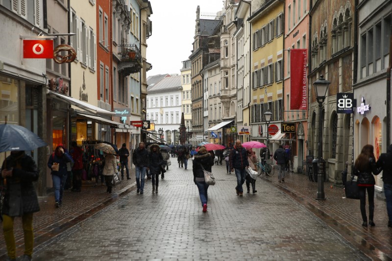 © Reuters. People walk on a shopping street in the southern German town of Konstanz