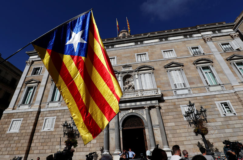 © Reuters. Bandeira separatista da Catalunha é vista em frente à sede do governo regional, em Barcelona