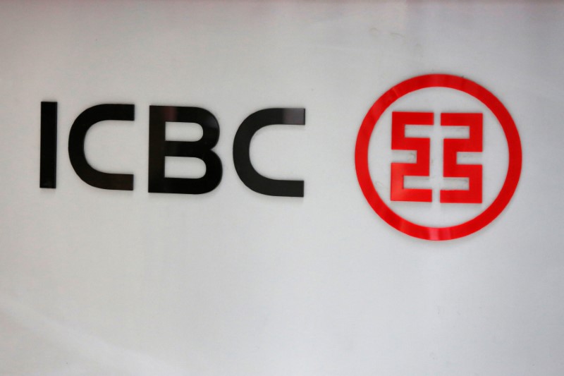 © Reuters. FILE PHOTO: Industrial and Commercial Bank of China Ltd (ICBC)'s logo is seen at its branch in Beijing