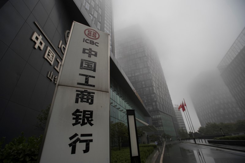 © Reuters. A logo of Industrial and Commercial Bank of China Ltd (ICBC) is seen on a foggy day in Jinan