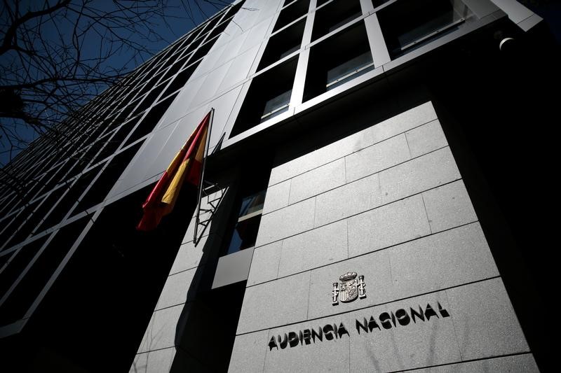 © Reuters. La Audiencia Nacional procesa por estafa a líderes de Manos Limpias y Ausbanc