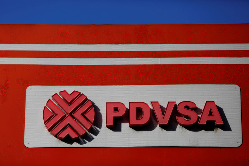 © Reuters. FILE PHOTO: The logo of the Venezuelan state oil company PDVSA is seen at a gas station in Caracas