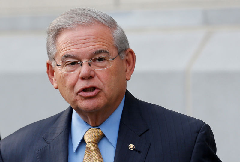 © Reuters. FILE PHOTO: Senator Bob Menendez speaks to journalists after arriving to face trial for federal corruption charges as his daughter Alicia Menendez looks on outside United States District Court for the District of New Jersey in Newark