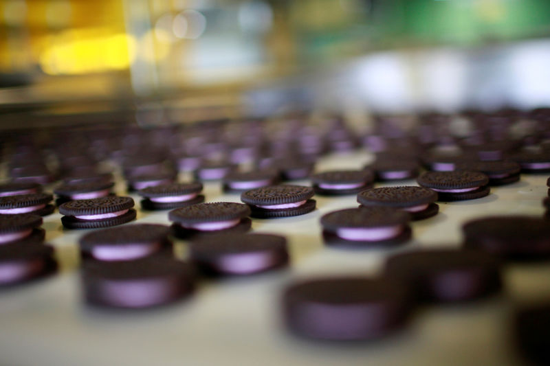 © Reuters. FILE PHOTO: Freshly-baked Oreo cookies pass along a conveyor belt at a Kraft Foods' factory in Suzhou