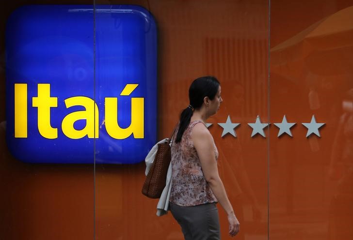 © Reuters. Mulher caminha em frente a agência do Itaú no Rio de Janeiro, Brasil