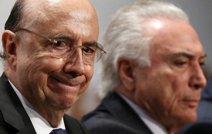 © Reuters. O ministro da Fazenda do Brasil, Henrique Meirelles (à esquerda) ao lado do presidente Michel Temer durante evento em Brasília