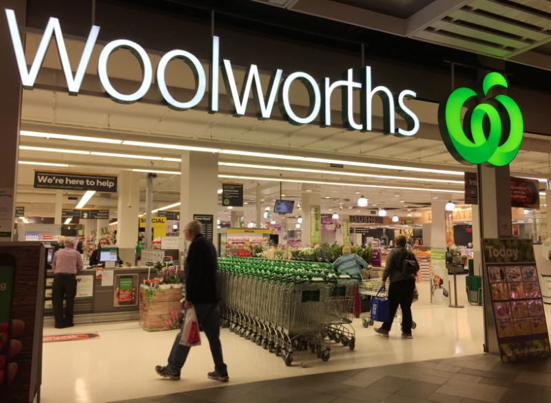© Reuters. Shoppers walk into a Woolworths supermarket in Sydney