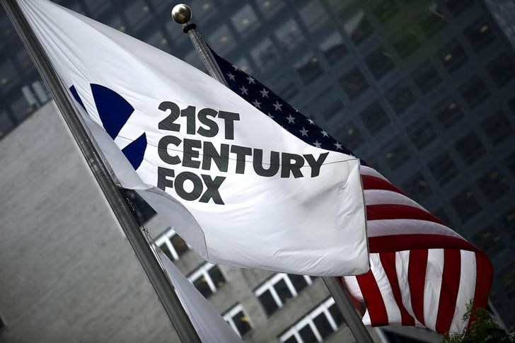 © Reuters. FILE PHOTO: The flag of the Twenty-First Century Fox Inc is seen waving at the company headquarters in the Manhattan borough in New York