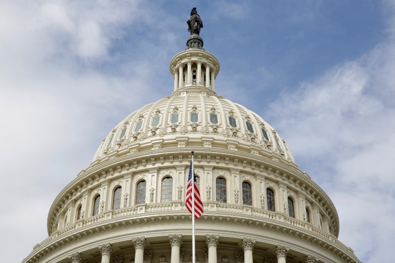 © Reuters. The U.S. flag flies in front of the Capitol Dome at the U.S. Capitol in Washington