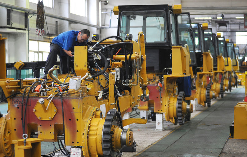 © Reuters. An employee works at an assembly line of bulldozers at a factory in Zhangjiakou