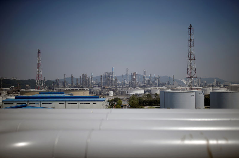 © Reuters. FILE PHOTO: A factory is seen in Incheon