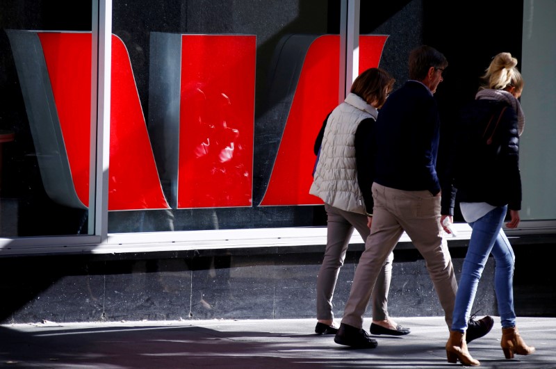 © Reuters. Pedestrians walk past a logo of the Westpac Bank Corp on display in a window of a branch located in central Sydney