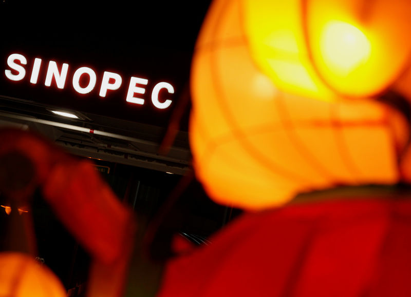 © Reuters. FILE PHOTO - Chinese New Year lantern installation is displayed outside Sinopec gas station in Hong Kong