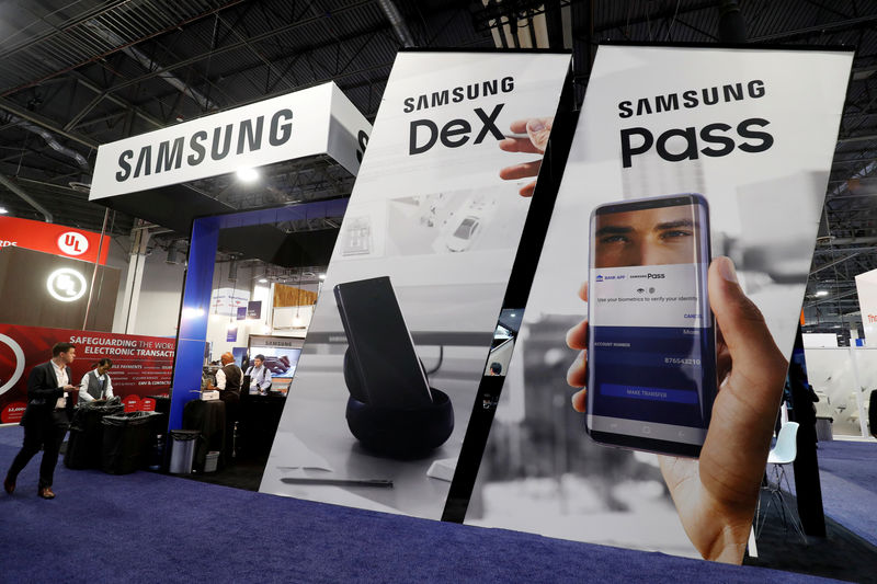 © Reuters. FILE PHOTO: The Samsung booth is shown on the exhibit hall floor during the Money 20/20 conference in Las Vegas