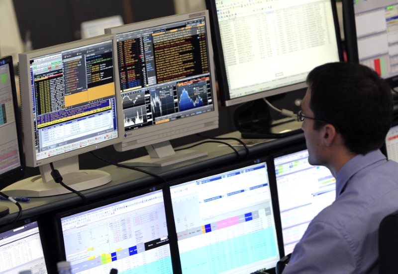 © Reuters. Un trader di UniCredit al lavoro a Milano