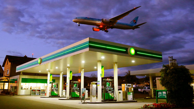 © Reuters. FILE PHOTO: An aircraft of Korean Airlines is seen above a BP petrol station approaching to land at Zurich Airport in Kloten