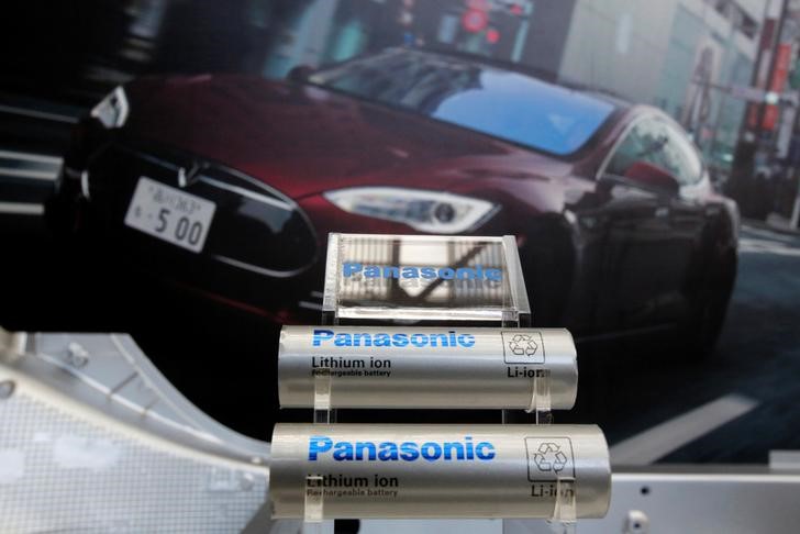 © Reuters. FILE PHOTO Panasonic Corp's lithium-ion batteries are displayed at the Panasonic Center in Tokyo