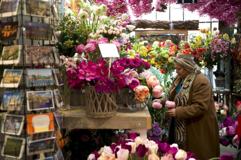 © Reuters. FILE PHOTO: A woman visits the floating flower market in Amsterdam