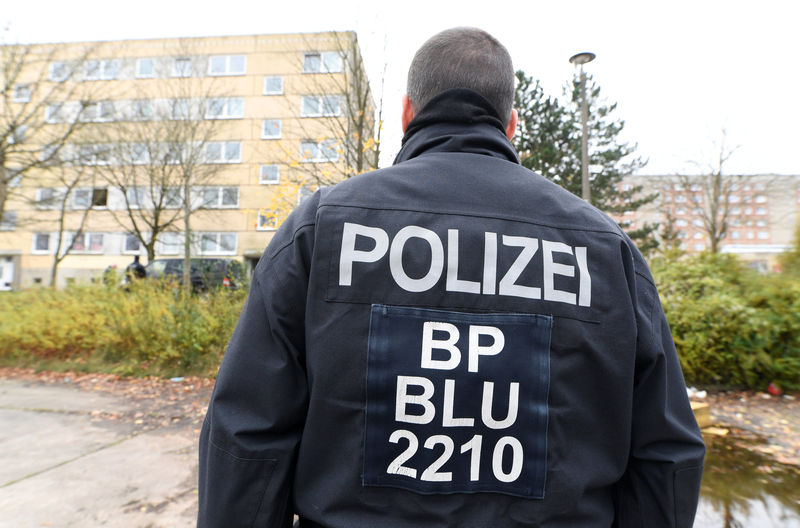 © Reuters. Policial alemão em frente a prédio residencial em Schwerin, na Alemanha