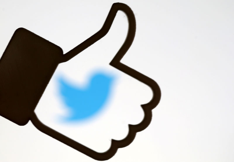 © Reuters. FILE PHOTO: A 3D-printed Facebook like button is displayed in front of the Twitter logo, in this illustration