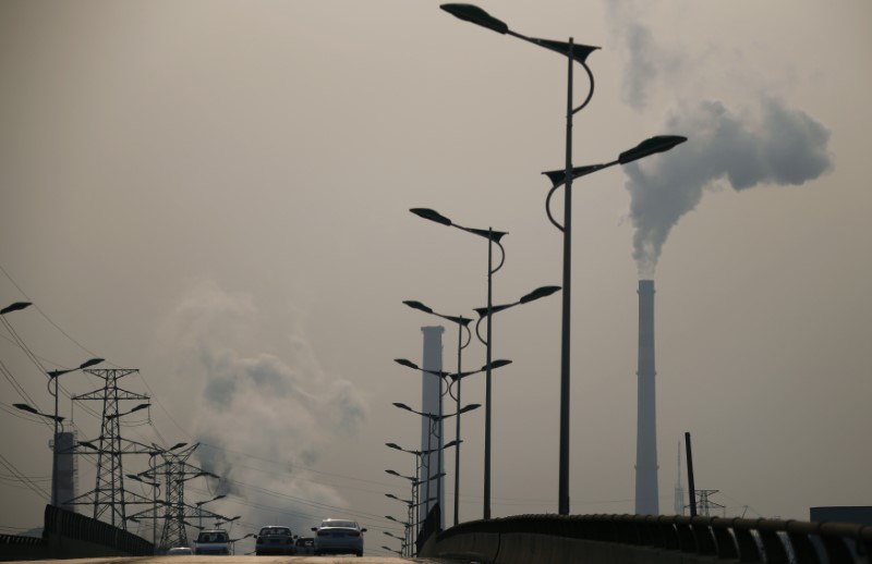 © Reuters. Fumaça é vista saindo de chaminés em fábrica de aço em Tangshan, na China