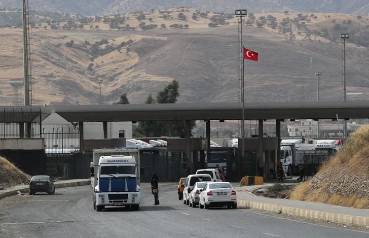 © Reuters. Trucks are pictured after crossing the border between Iraq and Turkey as vehicles wait in line to pass Habur border gate near Silopi