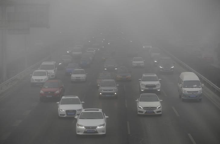 © Reuters. Vehicles drive on the Fourth Ring Road during the smog in Beijing