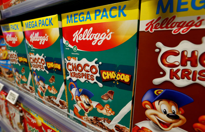 © Reuters. FILE PHOTO: Kellogg's products of U.S. Kellog Company are offered at a supermarket in Zumikon