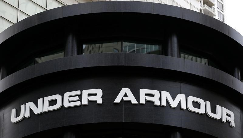 © Reuters. UNDER ARMOUR: LES PROFITS PLONGENT, LE C.A. RECULE AU 3E TRIMESTRE