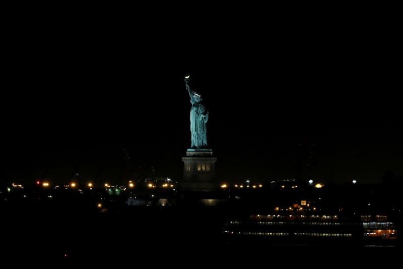 © Reuters. The Statue of Liberty in New York's Harbor as seen from the Brooklyn, New York
