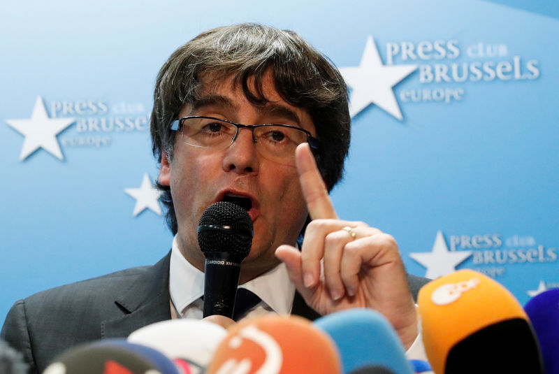© Reuters. Sacked Catalan leader Carles Puigdemont attends a news conference at the Press Club Brussels Europe in Brussels