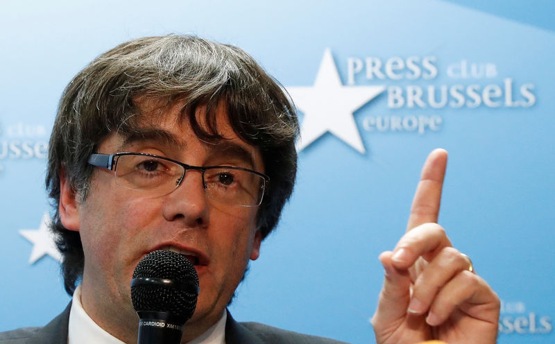 © Reuters. Catalogna, Puigdemont accetta voto anticipato, non cerca asilo politico