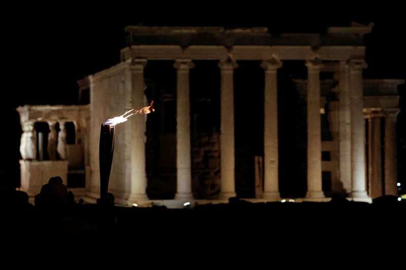 © Reuters. منظمو اولمبياد بيونجتشانج يتسلمون الشعلة في اثينا