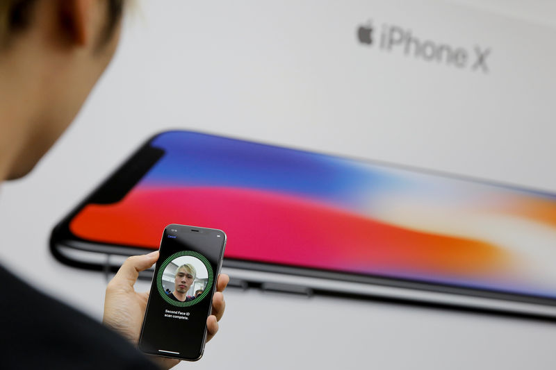© Reuters. An attendee uses the Face ID function on the new iPhone X during a presentation for the media in Beijing