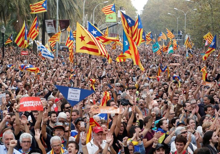 © Reuters. Pessoas comemoram declaração de independência de Parlamento catalão