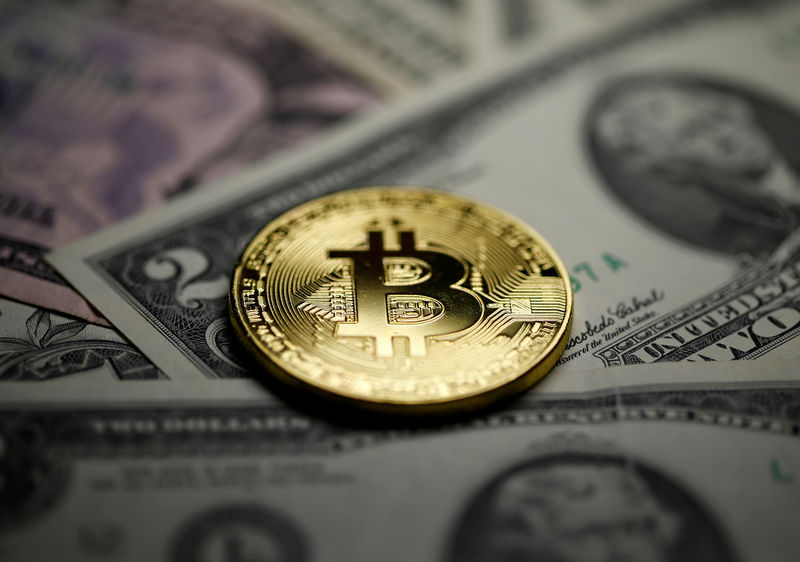© Reuters. Moeda de Bitcoin sobre notas de dólar em ilustração
