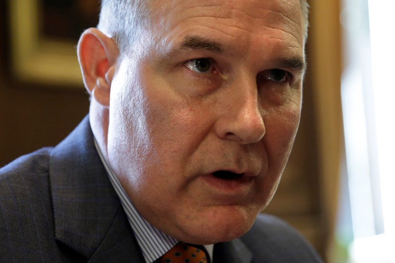 © Reuters. Environmental Protection Agency Administrator Scott Pruitt speaks during an interview for Reuters