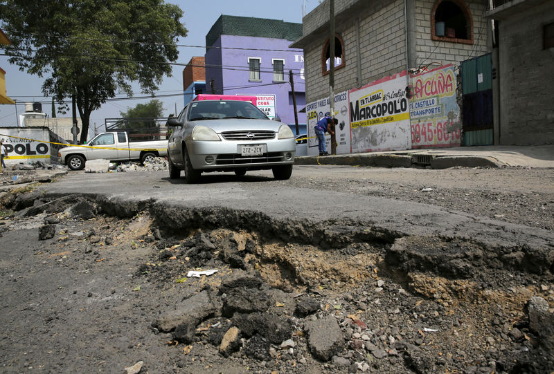 © Reuters. FILE PHOTO: A street damaged during the earthquake on September 19th is pictured in Colonia del Mar neighbourhood in Tlahuac