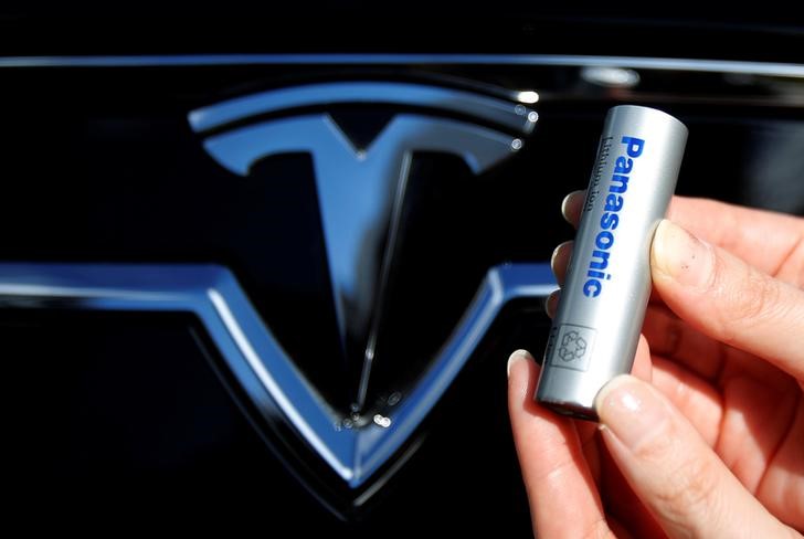 © Reuters. Bateria de íons de lítio da Panasonic diante de logo da Tesla