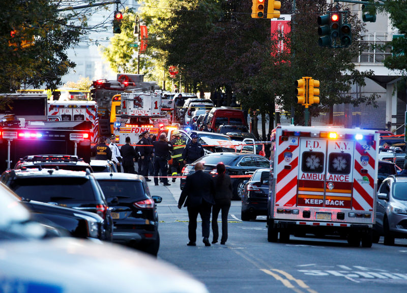 © Reuters. Polícia e ambulâncias são vistos em Nova York após atropelamento