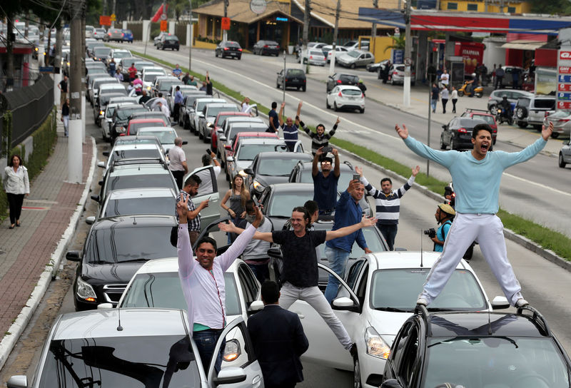 © Reuters. Motorista de aplicativo de transporte protestam em São Paulo