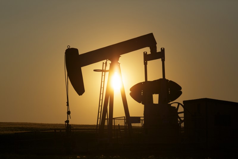 © Reuters. An oil pump jack pumps oil in a field near Calgary