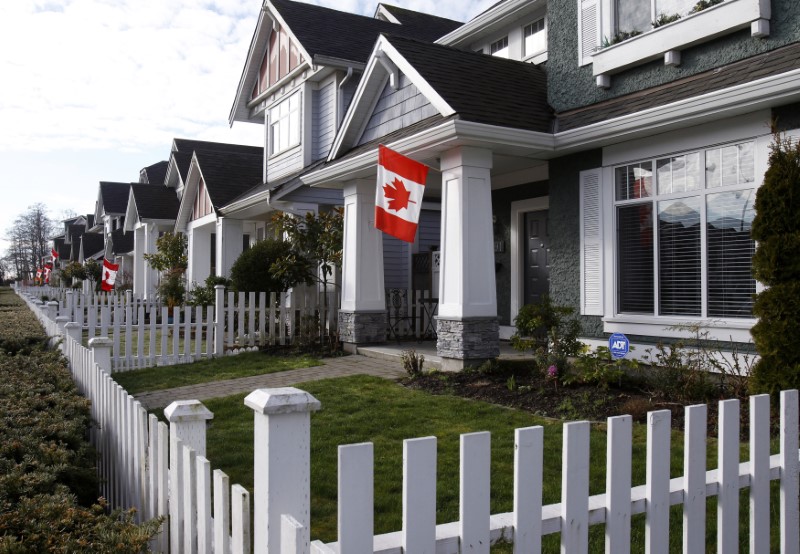 © Reuters. Canadian flags are seen on houses in the Vancouver suburb of Richmond prior to the Vancouver 2010 Winter Olympic Games