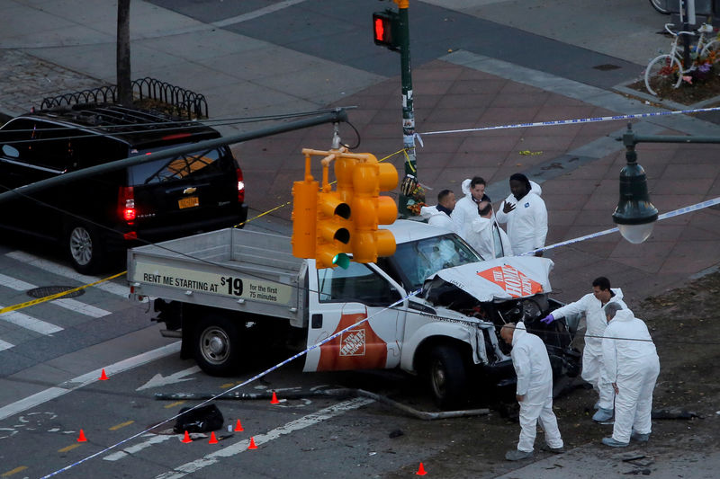 © Reuters. مقتل ثمانية في هجوم بشاحنة على ممر للدراجات في مانهاتن